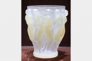 Vase bacchantes en verre moulé pressé opalescent de René LALIQUE