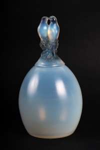 Vase couvert « Tourterelles » verre opalescent patiné bleu de René Lalique