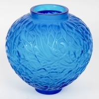 Vase &quot;Gui&quot; verre bleu électrique de René LALIQUE