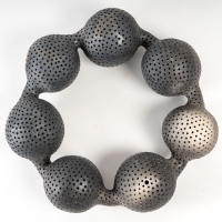 Sculpture céramique &quot; black pearls troué &quot; par Daphné Corregan