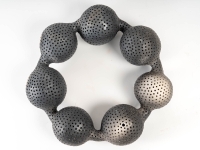 Sculpture céramique &quot; black pearls troué &quot; par Daphné Corregan