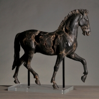 Sculpture d’un Cheval au Pas, Travail Contemporain, XXIème Siècle.