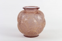 Vase « Tortues » verre alexandrite (rose ou vert en fonction de l’intensité de la lumière) patiné blanc de René LALIQUE