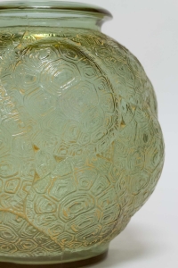 Vase « Tortues » verre alexandrite (rose ou vert en fonction de l’intensité de la lumière) patiné blanc de René LALIQUE