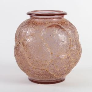 Vase « Tortue » verre alexandrite (rose ou vert en fonction de l’intensité de la lumière) patiné jaune de René LALIQUE||||||||||||