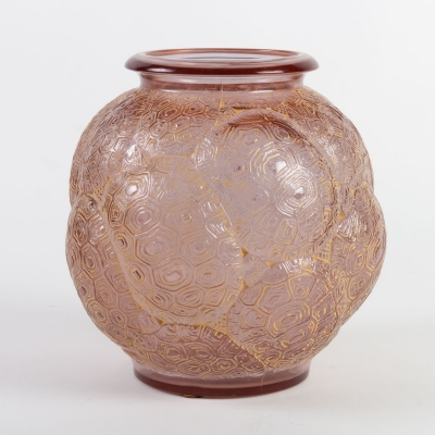Vase « Tortue » verre alexandrite (rose ou vert en fonction de l’intensité de la lumière) patiné jaune de René LALIQUE||||||||||||