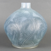 Vase « Plumes » verre opalescent double couche patiné bleu de René LALIQUE
