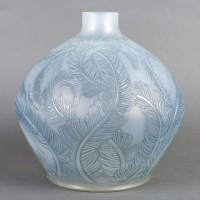 Vase « Plumes » verre opalescent double couche patiné bleu de René LALIQUE