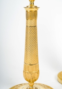 Paire de bougeoirs en bronze ciselé doré à décor de croisillons, époque Empire vers 1810