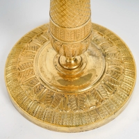 Paire de bougeoirs en bronze ciselé doré à décor de croisillons, époque Empire vers 1810