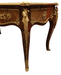 Bureau Plat signé Dissidi de Style Louis XV En Placage De Bois De Rose Et Bois De Violette ouvrant par trois tiroirs