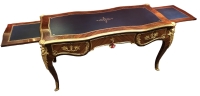 Bureau Plat signé Dissidi de Style Louis XV En Placage De Bois De Rose Et Bois De Violette ouvrant par trois tiroirs