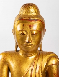 Bouddha assis en bronze doré, position de la prise de la terre à témoin