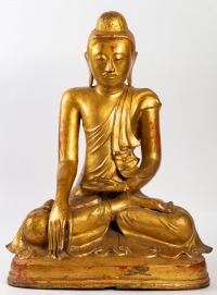Bouddha assis en bronze doré, position de la prise de la terre à témoin