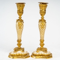 Paire de vases miniatures en porcelaine et bronze doré XIXème siècle