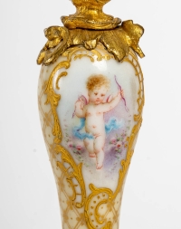 Paire de vases miniatures en porcelaine et bronze doré XIXème siècle