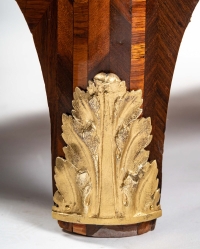 Bon Durand - Petite Commode en Satiné, bois de Rose et bois Violette époque Louis XV vers 1765