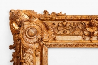 Exceptionnel cadre d&#039;époque Régence en bois sculpté et doré.