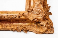 Exceptionnel cadre d&#039;époque Régence en bois sculpté et doré.