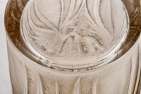 Vase &quot;Coqs et Raisins&quot; verre blanc patiné sépia de René LALIQUE