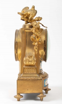 Pendule de style Louis XVI en bronze à décor de porcelaine de Sèvres