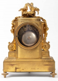 Pendule de style Louis XVI en bronze à décor de porcelaine de Sèvres