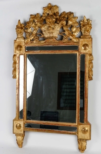 Miroir en bois doré à parecloses et fronton ajouré d’époque Louis XVI vers 1780