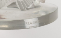 Pendule « Roitelets » verre blanc émaillé noir de René LALIQUE - mouvement OMEGA