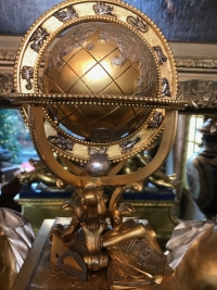 Garniture, horloge et ses 2 candélabres en bronze doré et lapis-lazuli. Réf: 375.