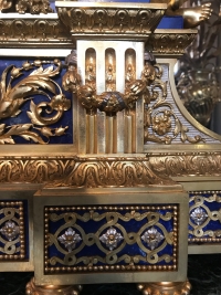 Garniture, horloge et ses 2 candélabres en bronze doré et lapis-lazuli. Réf: 375.