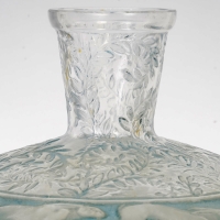 Vase &quot;Lièvres&quot; verre blanc patiné bleu de René LALIQUE