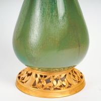 Vase vert en grès et socle en bronze à patine dorée de l&#039;artiste Paul Louchet, période Art Nouveau, début du XXe siècle.