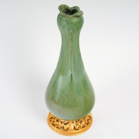 Vase vert en grès et socle en bronze à patine dorée de l&#039;artiste Paul Louchet, période Art Nouveau, début du XXe siècle.