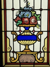 Paire de vitraux aux vases fleuris