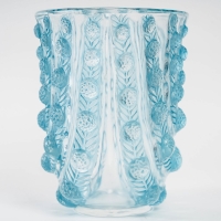 Vase &quot;Vichy&quot; verre blanc patiné bleu de René LALIQUE