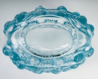 Vase &quot;Vichy&quot; verre blanc patiné bleu de René LALIQUE