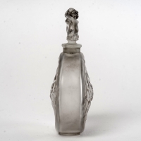 Flacon &quot;Rosace et Figurines&quot; verre blanc patiné gris de René LALIQUE