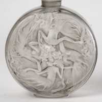 Flacon &quot;Rosace et Figurines&quot; verre blanc patiné gris de René LALIQUE