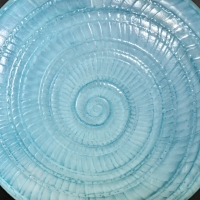 Vase &quot;Escargot&quot; verre opalescent double couche patiné bleu de René LALIQUE