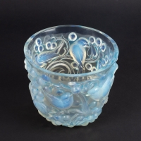 Vase « Avallon » verre opalescent patiné bleu de René LALIQUE