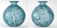 Paire de Vases &quot;Milan&quot; verre blanc patiné bleu de René LALIQUE
