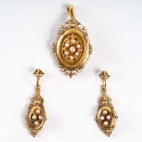 Parure Napoleon III comprenant une broche en or 18 k sertie de perles fines et d&#039;une paire de pendants d&#039;oreille en or