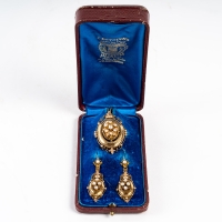 Parure Napoleon III comprenant une broche en or 18 k sertie de perles fines et d&#039;une paire de pendants d&#039;oreille en or