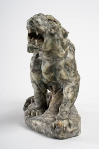 Sculpture de tigre en marbre, XXème siècle