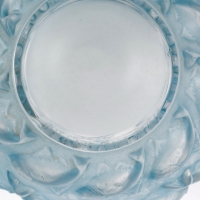 Vase &quot;Camaret&quot; verre blanc patiné bleu de René LALIQUE