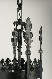 Lustre de style Gothique en fer forgé, début du XXème siècle, 4 lumières.