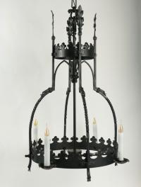 Lustre de style Gothique en fer forgé, début du XXème siècle, 4 lumières.