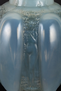 Vase « Six Figurines et Masques » verre opalescent triple couche de René LALIQUE
