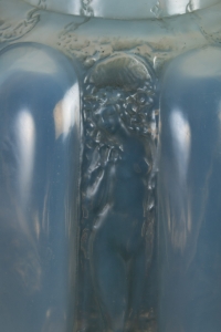 Vase « Six Figurines et Masques » verre opalescent triple couche de René LALIQUE