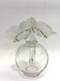Original Flacon &quot;Vase Deux Anémones&quot; verre blanc émaillé noir de René LALIQUE